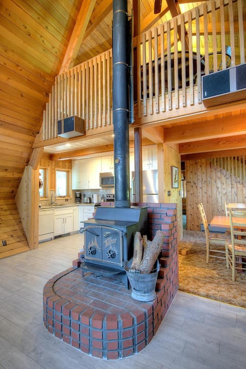 Stoneoaks House in Yosemite Park Way