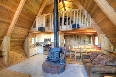 Stoneoaks House in Yosemite Park Way