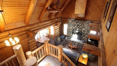 Tioga Logs House in Yosemite Park Way