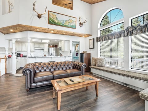 Chateau Royal West House in Yosemite Park Way