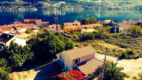 Property building, Nearby landmark, Natural landscape, Bird's eye view, Mountain view, Sea view