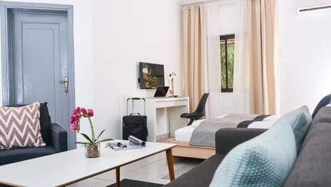 Shower, Toilet, Bed, Bathroom, TV and multimedia, Seating area, Bedroom, On site