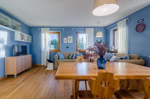 TV and multimedia, Living room, Seating area, Dining area