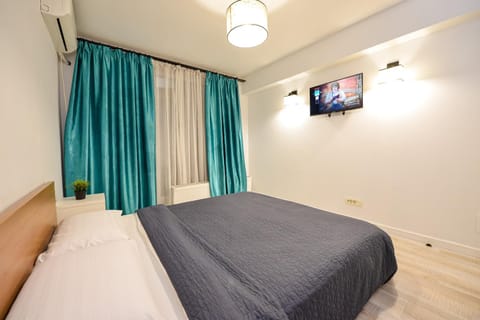Bed, TV and multimedia, Photo of the whole room, Bedroom