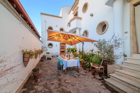Property building, Patio, Garden, Balcony/Terrace, Dining area