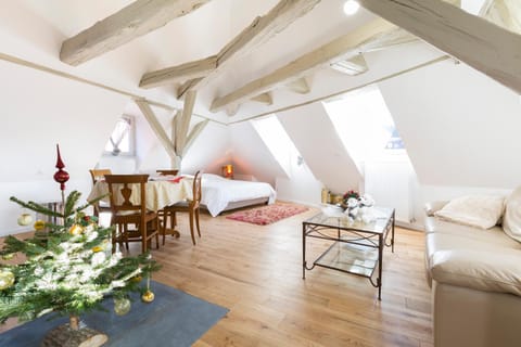 Seating area, Dining area, Bedroom