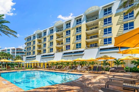 Property building, Day, Swimming pool, sunbed