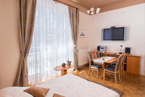 Living room, Photo of the whole room, Garden view