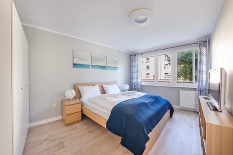 Bed, TV and multimedia, Bedroom