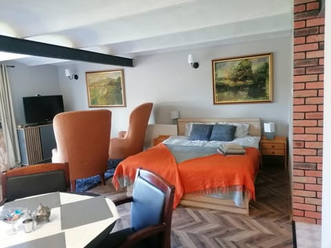 Bed, TV and multimedia, Photo of the whole room, Bedroom