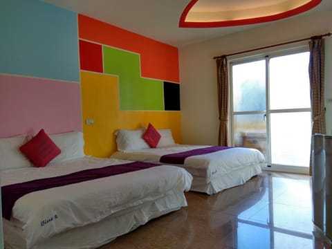 Balcony/Terrace, Photo of the whole room, Pets, Street view, bunk bed, Family