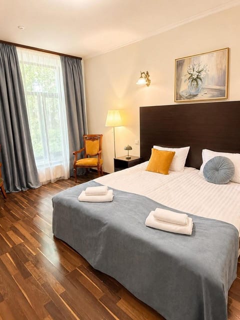 Bed, TV and multimedia, Photo of the whole room, Bedroom, Inner courtyard view, towels, towels