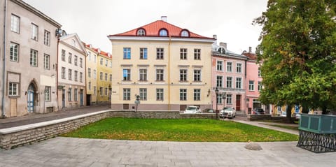 Facade/entrance, View (from property/room), Street view