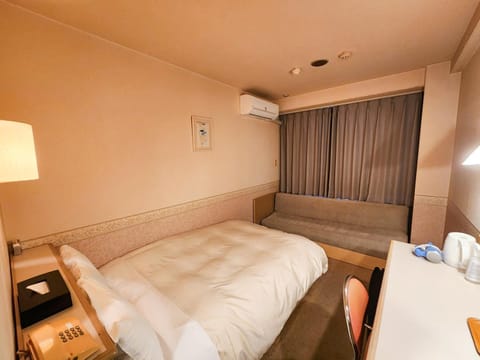 Photo of the whole room, air conditioner