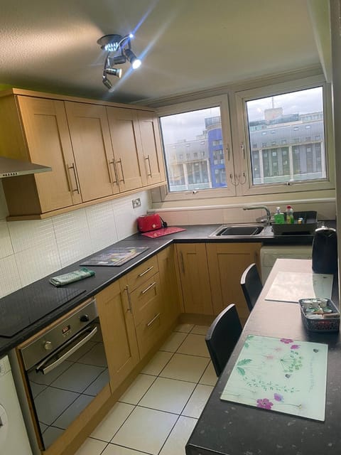 "Snooze Central" - City Centre Apartments above Victoria Centre Shopping Centre with full Kitchen in Milton Street - up to 4 Beds - most Central Location next to the Hilton Hotel - Outdoor Parking for Cars or Vans five pounds a day - Sunday 1pm Check-Out Apartment in Nottingham