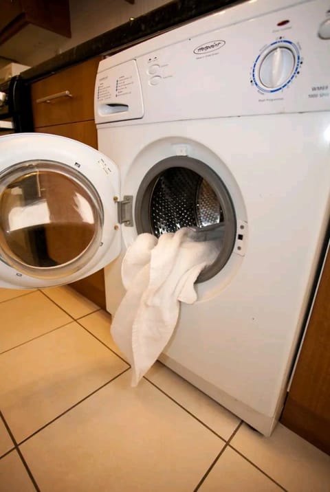 "Snooze Central" - City Centre Apartments above Victoria Centre Shopping Centre with full Kitchen in Milton Street - up to 4 Beds - most Central Location next to the Hilton Hotel - Outdoor Parking for Cars or Vans five pounds a day - Sunday 1pm Check-Out Apartment in Nottingham