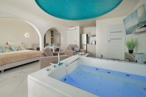 Hot Tub, Kitchen or kitchenette, Living room