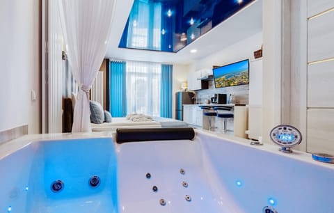 Hot Tub, Kitchen or kitchenette, Living room