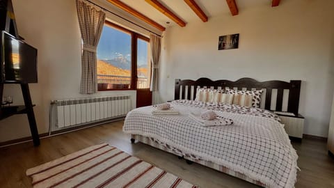 Bed, Photo of the whole room, Bedroom, Mountain view, towels