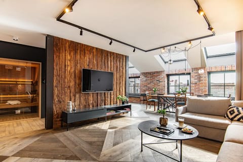 TV and multimedia, Living room, Seating area, Dining area
