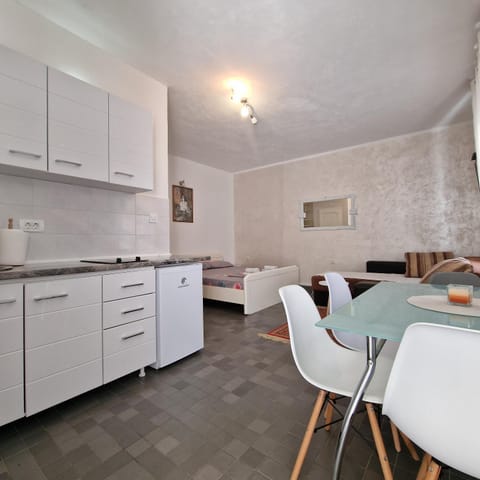Kitchen or kitchenette, Living room, Seating area, Dining area, stove