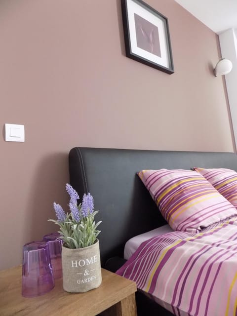 Photo of the whole room, Decorative detail
