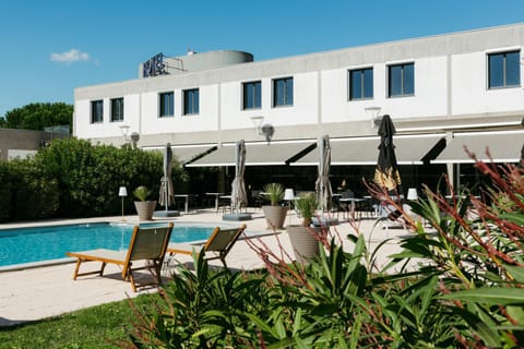 Property building, Patio, Spring, Day, Garden, Garden, Balcony/Terrace, Garden view, Pool view, Swimming pool, Swimming pool, sunbed