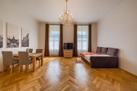 Photo of the whole room, Dining area