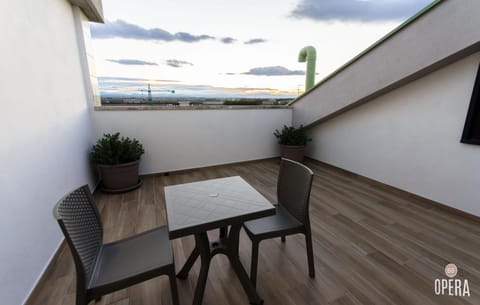 View (from property/room), Balcony/Terrace, Seating area, Dining area, City view