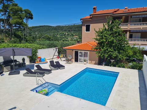 Day, Pool view