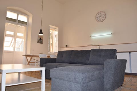 TV and multimedia, Coffee/tea facilities, Kitchen or kitchenette, Living room, Decorative detail, Seating area, Dining area