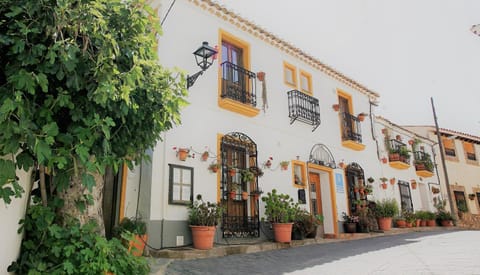 Property building, Restaurant/places to eat