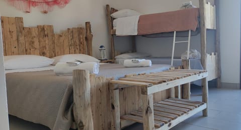 Bedroom, bunk bed