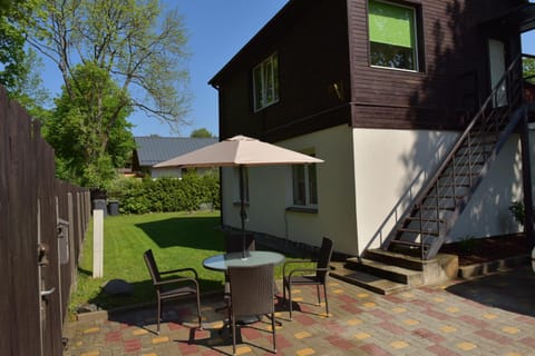 Communal lounge/ TV room, Facade/entrance, BBQ facilities, Area and facilities