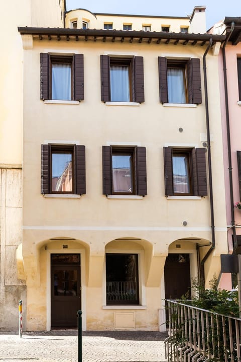 Facade/entrance, Bird's eye view
