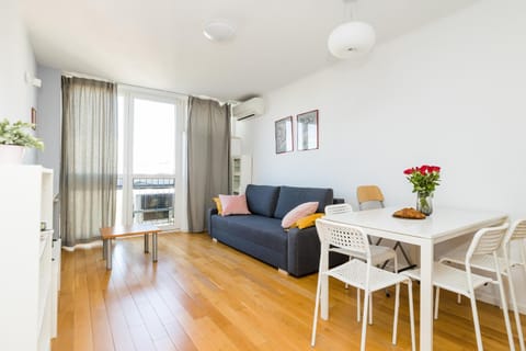 Bed, Living room, Seating area, Dining area, air conditioner