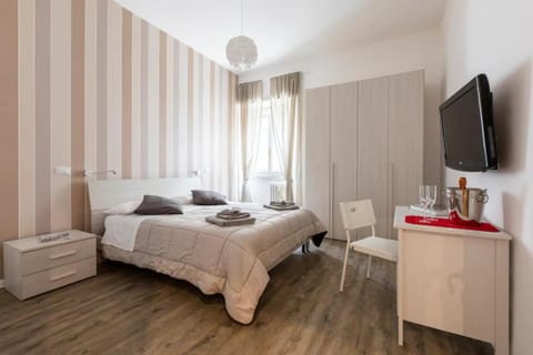 Bed, TV and multimedia, Photo of the whole room, Bedroom