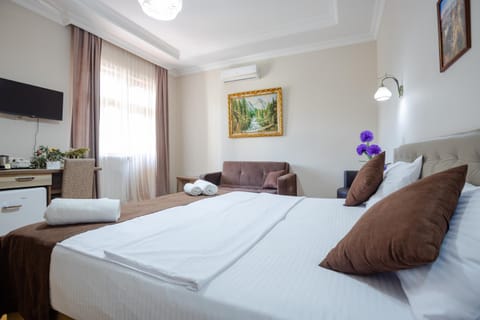 Bed, TV and multimedia, Photo of the whole room, Seating area, Bedroom, air conditioner