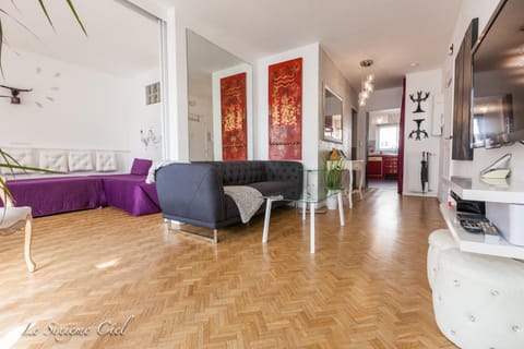 TV and multimedia, Photo of the whole room, Seating area