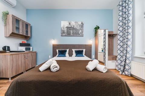 Bed, Coffee/tea facilities, Kitchen or kitchenette, Photo of the whole room, Decorative detail, furniture, microwave, stove, towels, wardrobe, air conditioner