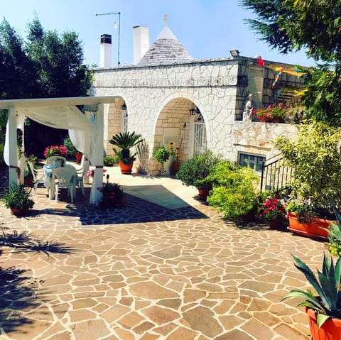 Property building, Day, Garden, Garden view, Landmark view