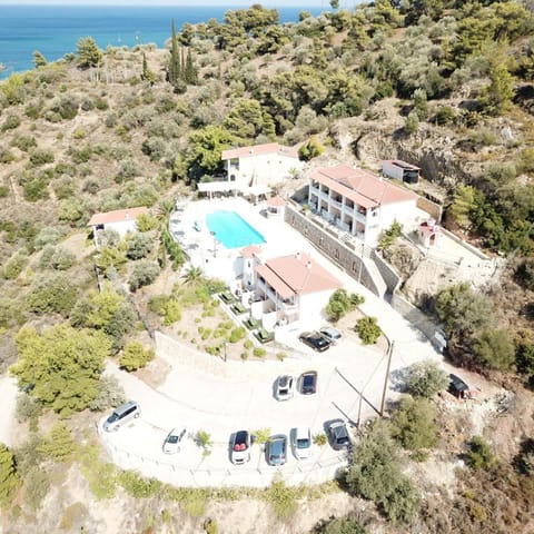 Property building, Day, Natural landscape, Bird's eye view, Beach, Pool view, Sea view, Swimming pool, Location, Parking, sunbed