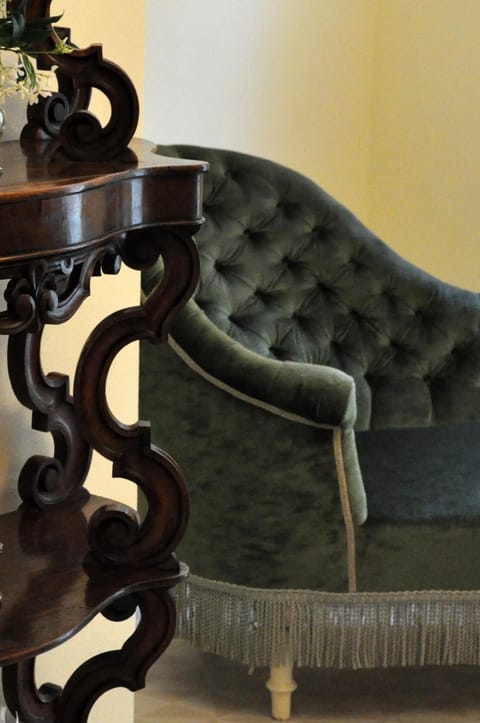 Communal lounge/ TV room, Lobby or reception, Food and drinks, Decorative detail