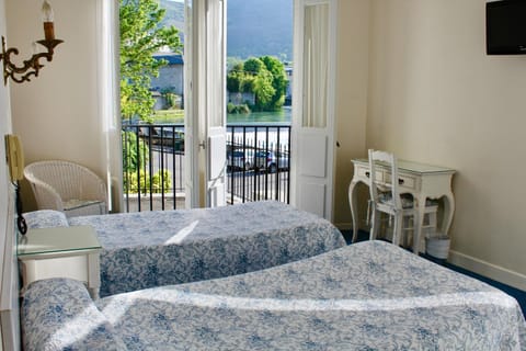 TV and multimedia, Balcony/Terrace, Seating area, Bedroom