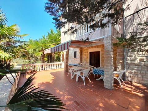 Property building, Patio, Communal lounge/ TV room, Day, Summer, View (from property/room), Balcony/Terrace, Dining area, Communal kitchen, Garden view, Family