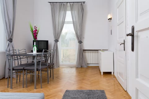 Balcony/Terrace, Living room, Photo of the whole room, Decorative detail, Dining area
