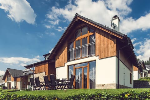 Property building, Facade/entrance, Summer, Garden, Garden