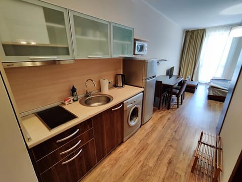 Kitchen or kitchenette, stove, toaster, washing machine