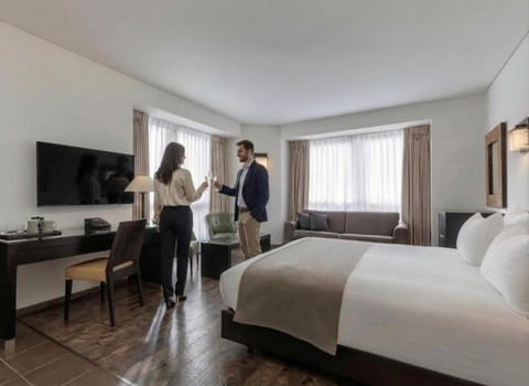 Communal lounge/ TV room, Bed, People, TV and multimedia, Photo of the whole room, Evening entertainment, Bedroom, Guests, group of guests