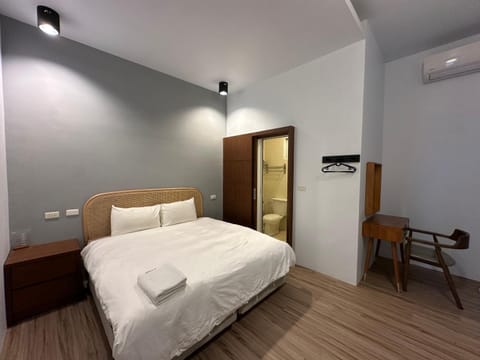 Bed, Photo of the whole room, Bedroom, air conditioner